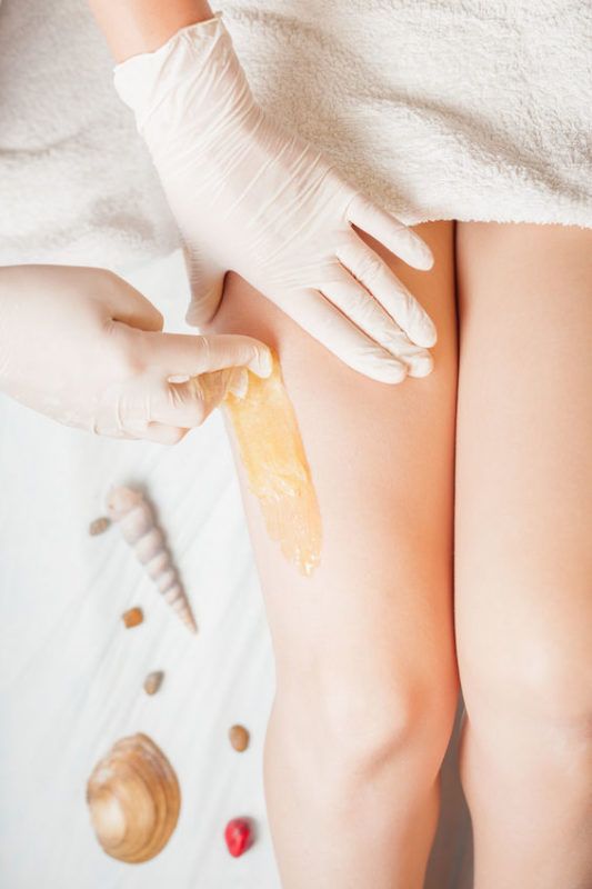 Dinara con una clienta en el estudio de sugaring